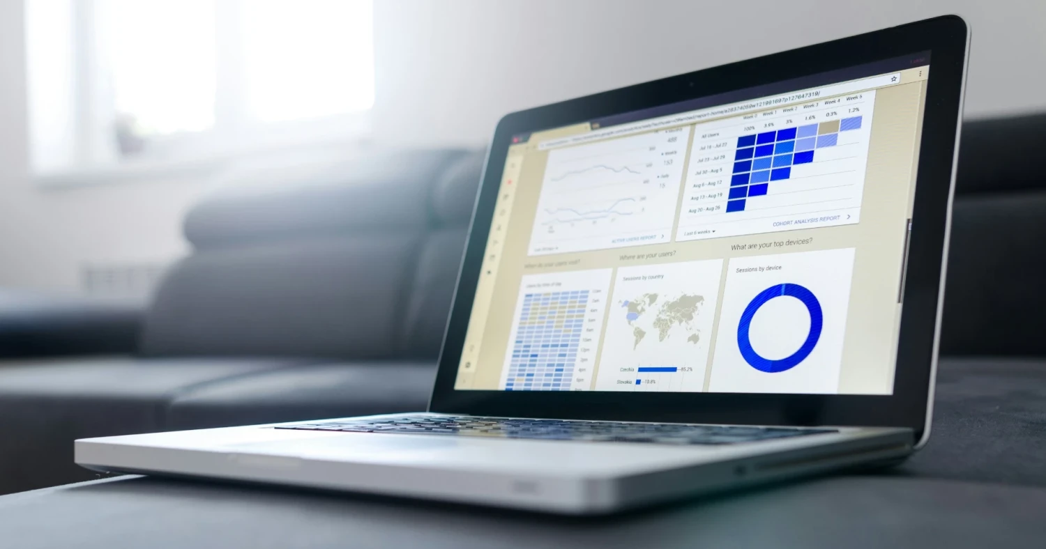 Ein Laptop zeigt verschiedene Statistiken und Diagramme.