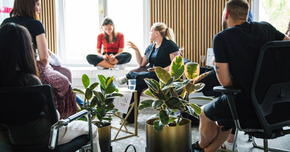 Five people of the PIO team sit in the Leipzig office and exchange ideas.