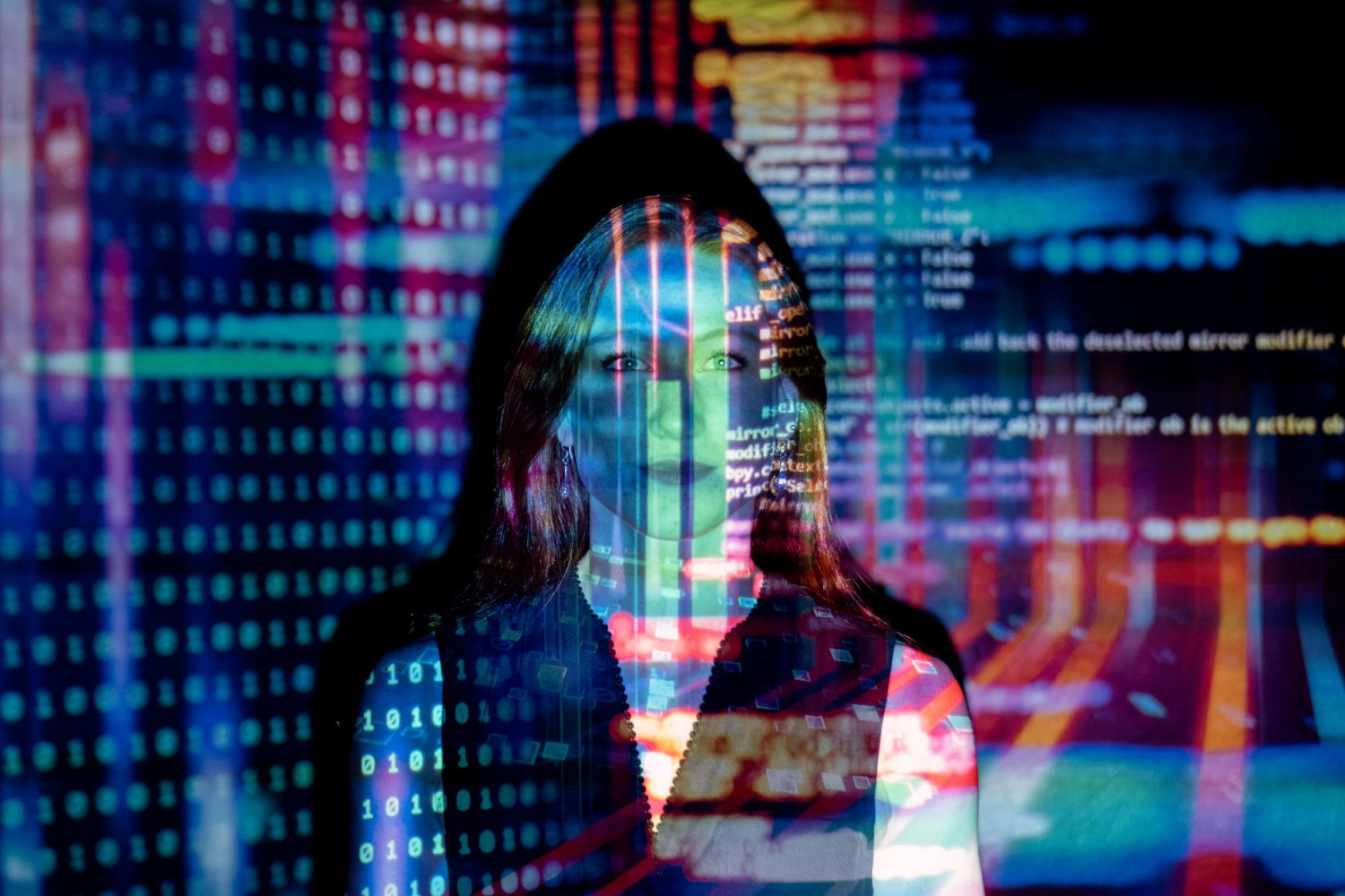 Frau mit Programmiercode und Daten als Projektion im Gesicht.