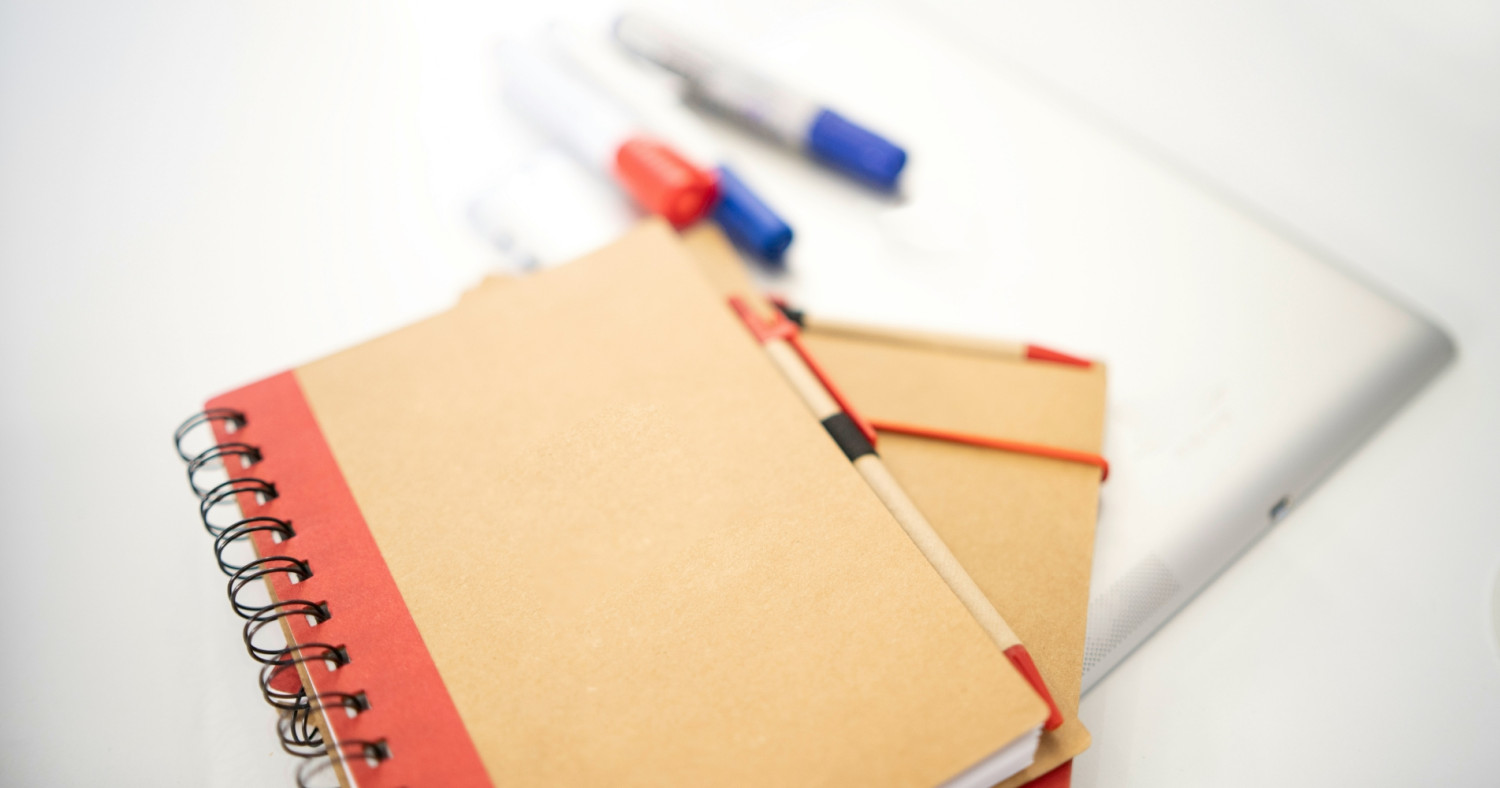 Notizbuch mit Stiften