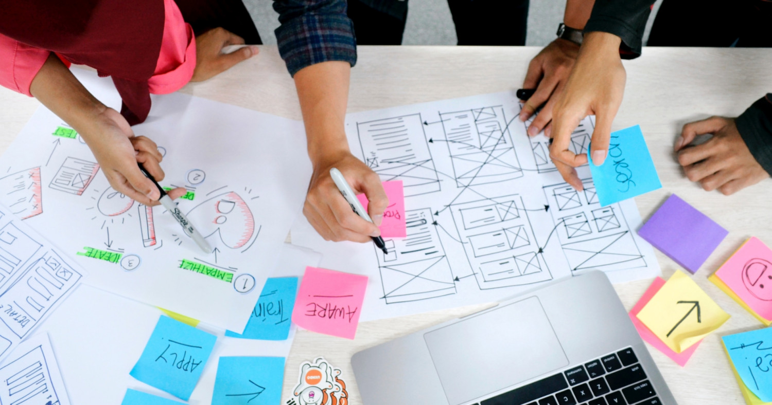 Rebrandingprozess mit Postits und Mitarbeitenden bei PIO