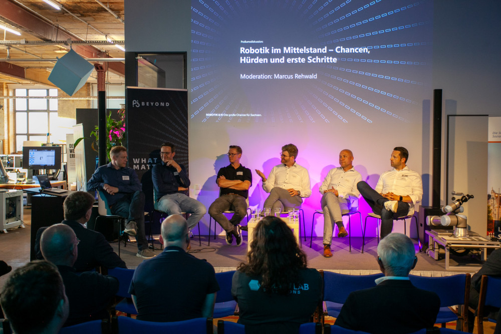 Ein Diskussions-Panel auf der Bühne von 