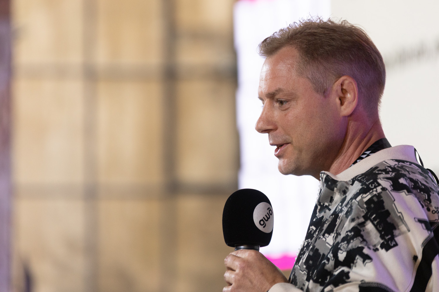 Benedict Rehbein als Speaker auf der Bühne des MACHN-Festivals