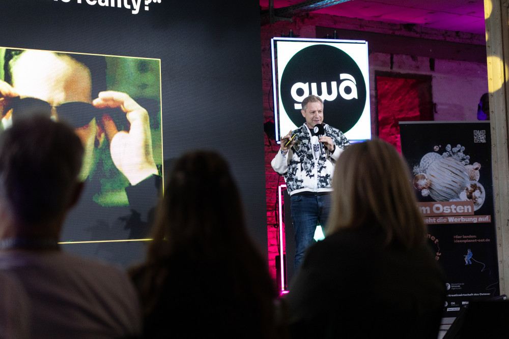 Benedict Rehbein als Speaker auf der Bühne des MACHN-Festivals