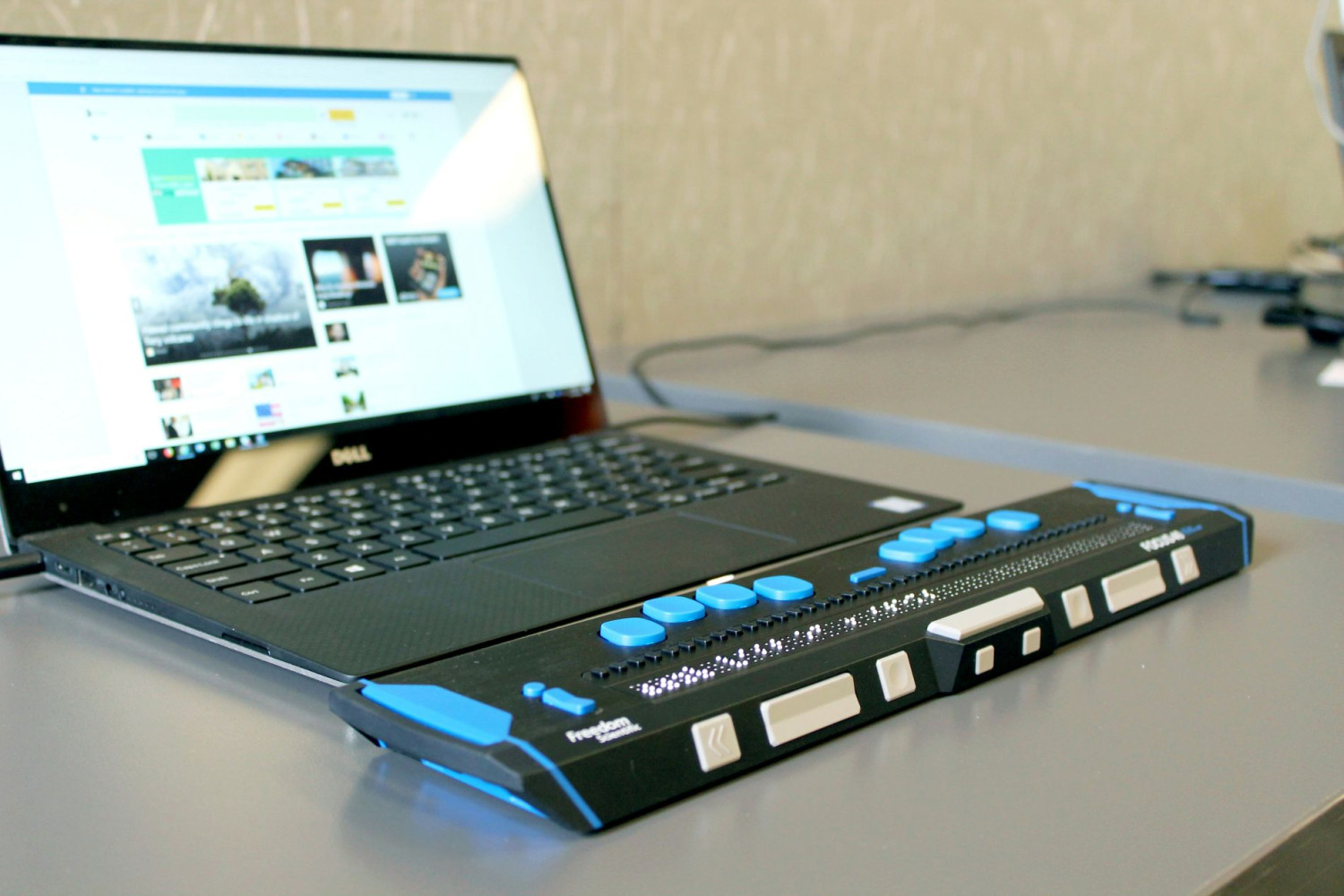 <p>Laptop mit angeschlossener Braillezeile zur barrierefreien Computernutzung durch blinde Menschen</p>