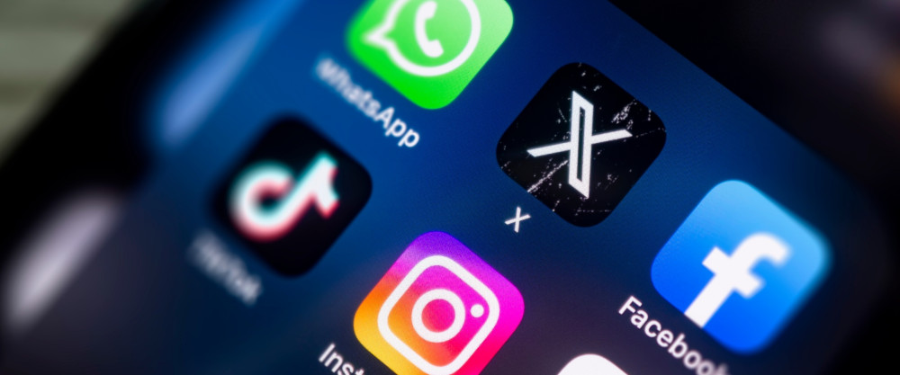Verschiedene Symbole von Social-Media-Kanälen auf einem Bildschirm