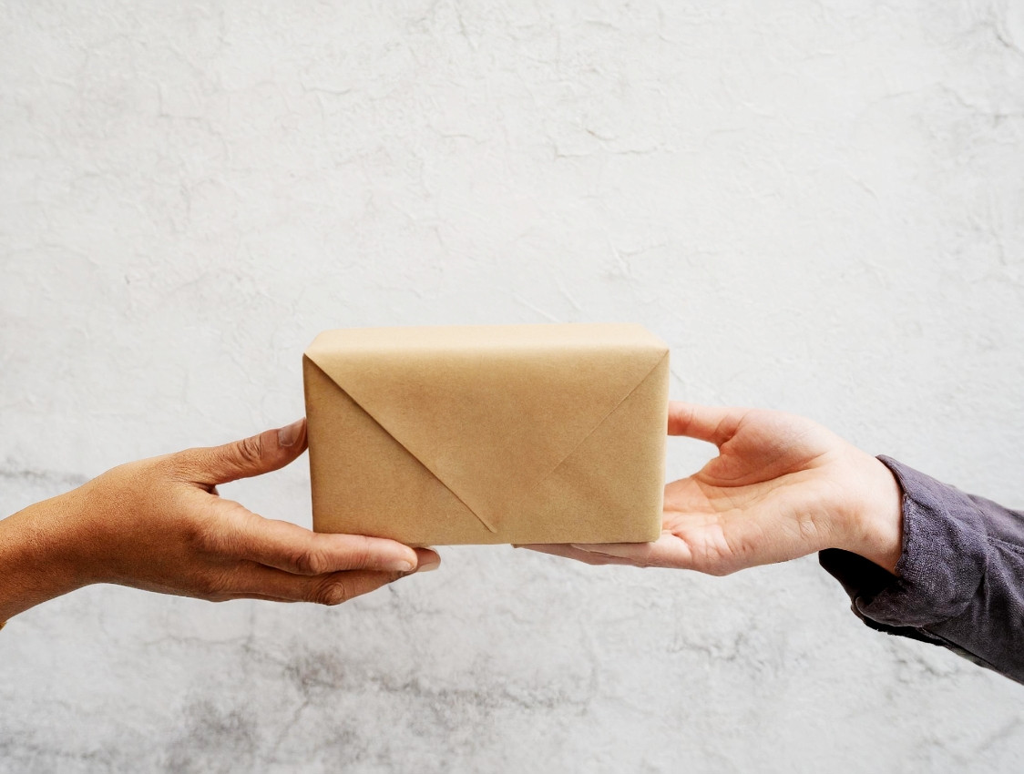 Zwei Hände, die ein Paket halten
