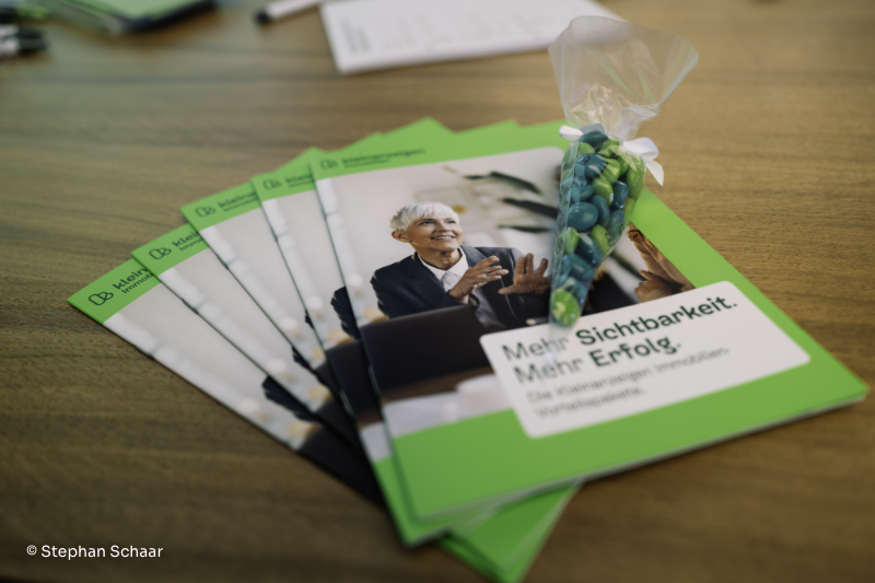 Broschüre und Bonbontüte von Kleinanzeigen Immobilien
