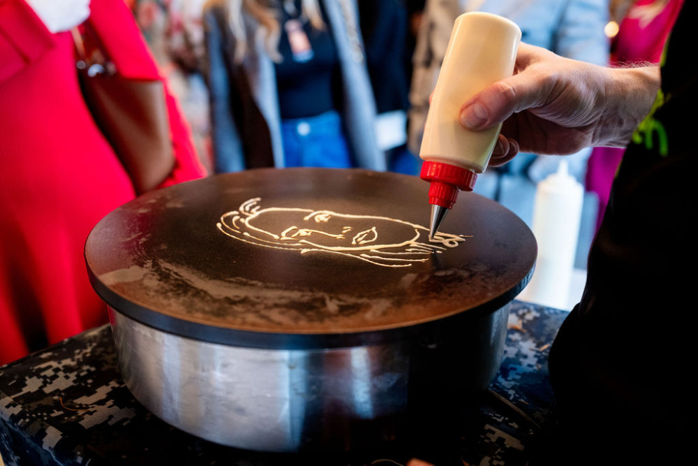 Nahaufnahme eines Pancake-Künstlers auf einer Messe