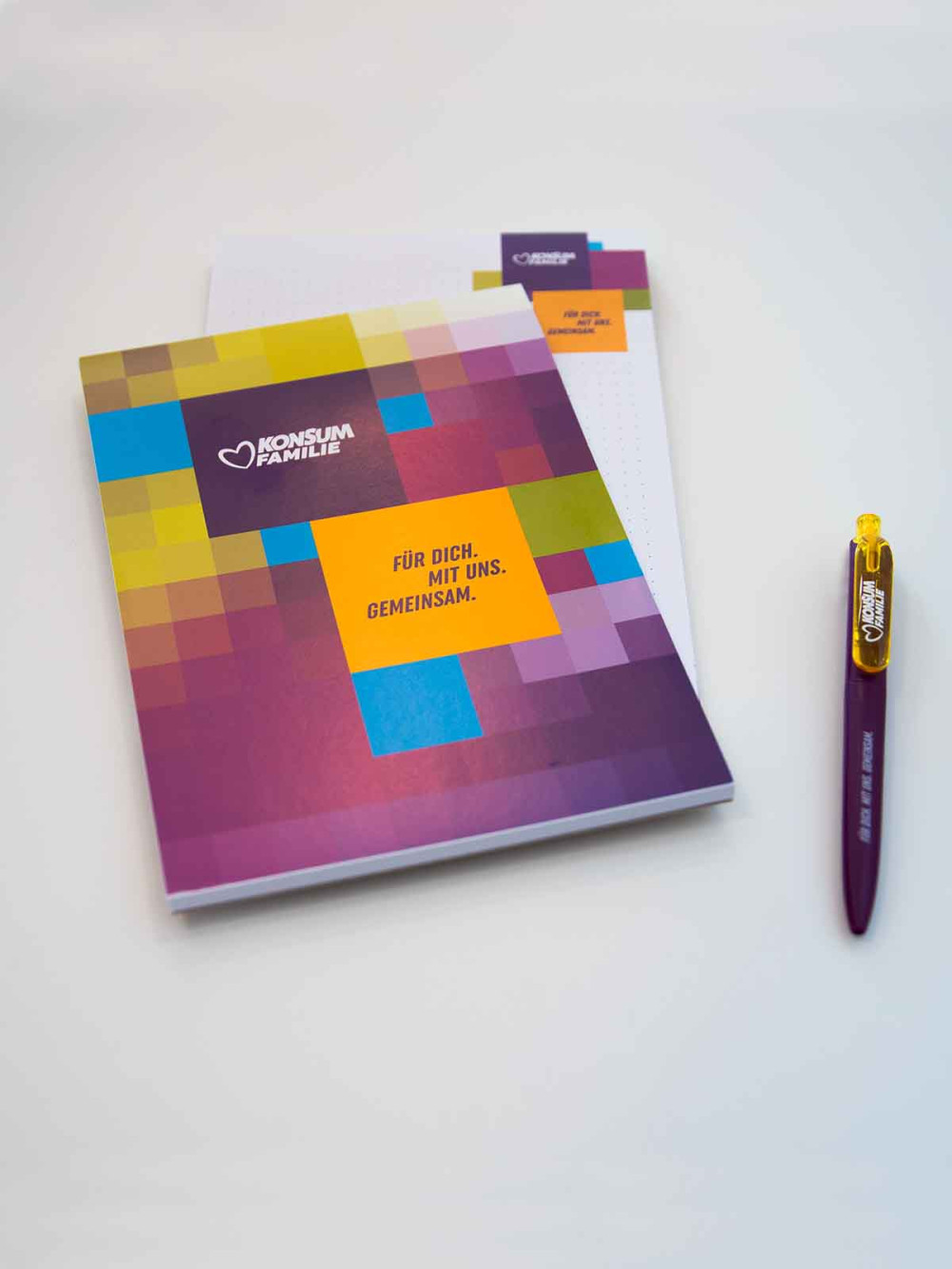 Stift mit Notizblock im Konsum-Design
