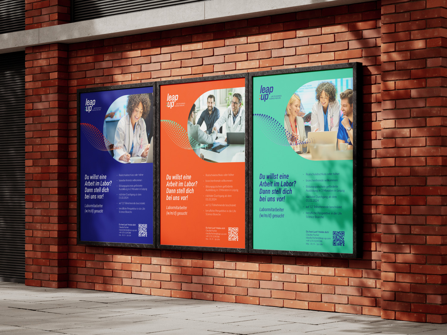 Das Keyvisual des Rebrandings in blau, orange und grün als Poster an einer roten Backstein-Mauer