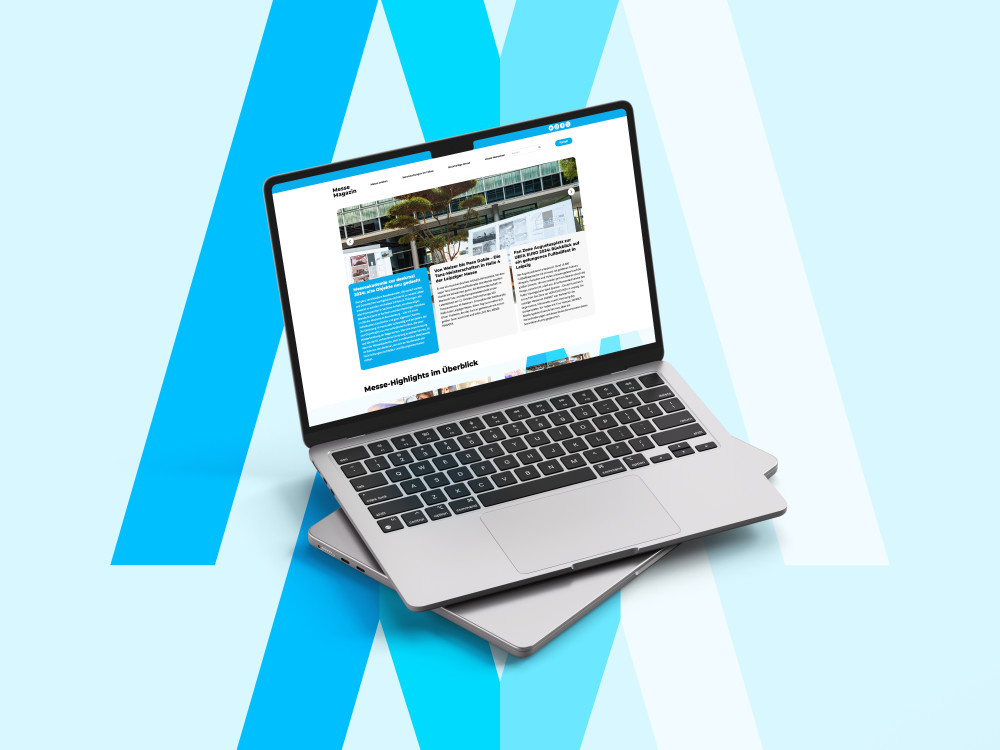 Ein Laptop vorm Hintergrund des Doppel-M der Leipziger Messe. Auf dem Bildschirm ist das Messe Magazin geöffnet.