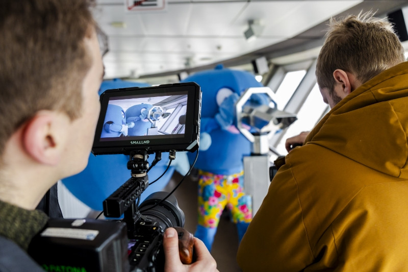 Ein Kamerateam filmt die Pointies, die runden, blauen Maskottchen von PayPack, im Berliner Fernsehturm.
