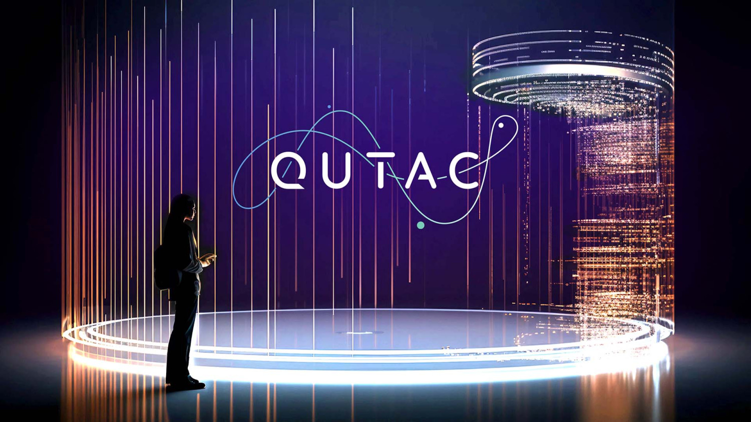 Frau steht vor QUTAC-Logo mit Lichtinstallation