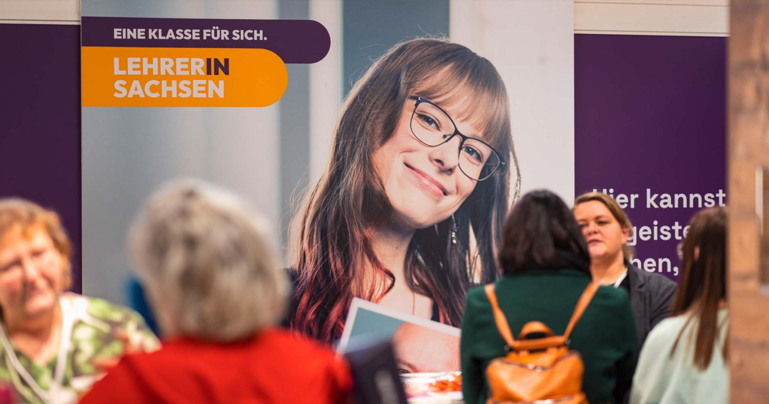 Der Messestand von LEHRERIN SACHSEN, an dem sich mehrere Personen unterhalten