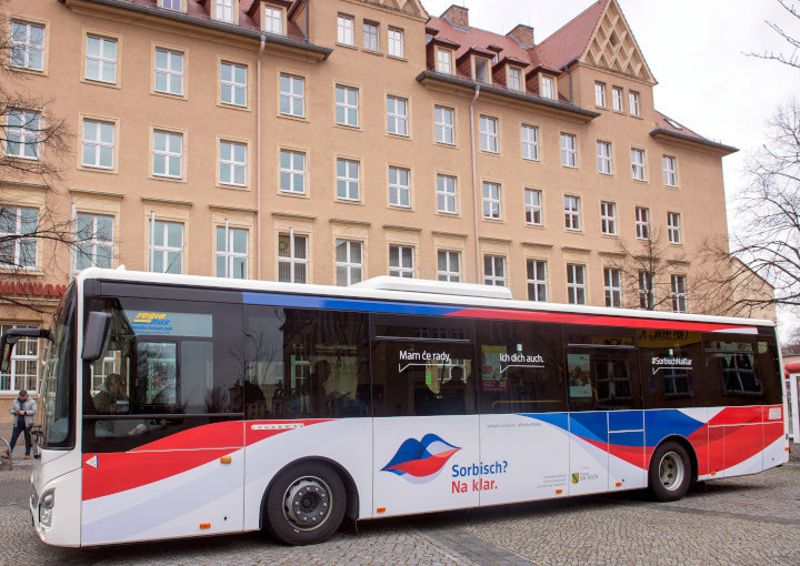 Ein Bus mit "Sorbisch? Na klar."-Werbung