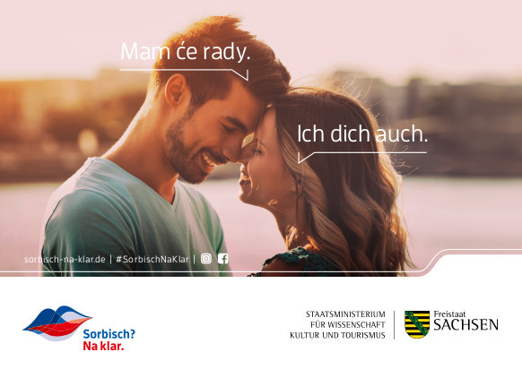 Kampagnenbanner von "Sorbisch? Na klar" mit zwei Personen. Eine sagt "Ich liebe dich." auf Sorbisch, die andere antwortet "Ich dich auch." auf Deutsch