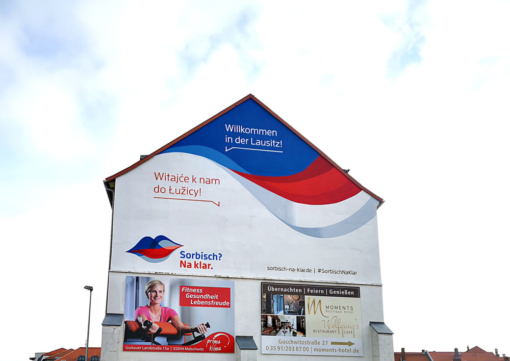 Werbung von "Sorbisch? Na klar!" an einer Hausfassade
