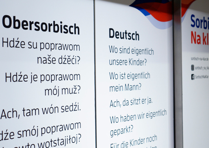 Banner mit Übersetzungen vom Sorbischen ins Deutsche