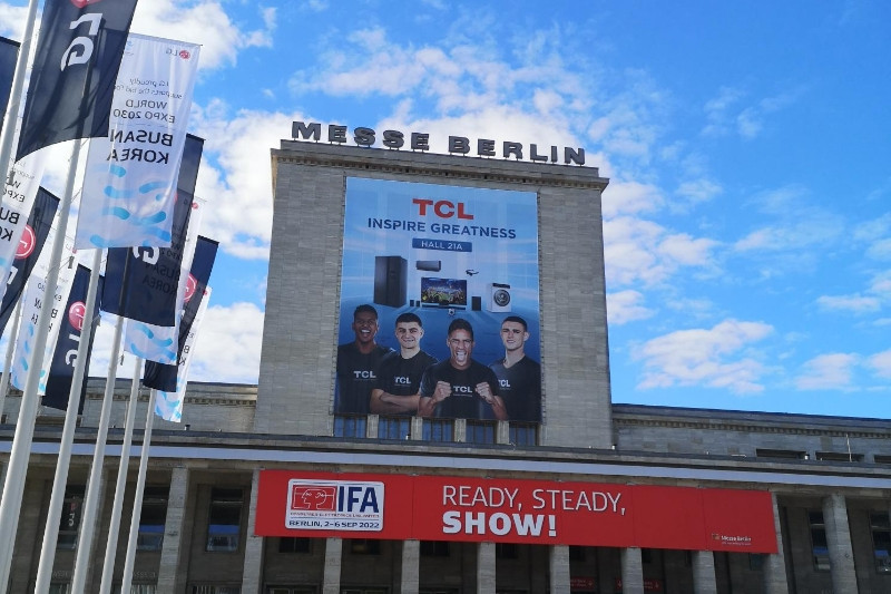 Eingang der Messe Berlin mit einem großen TCL-Banner darüber