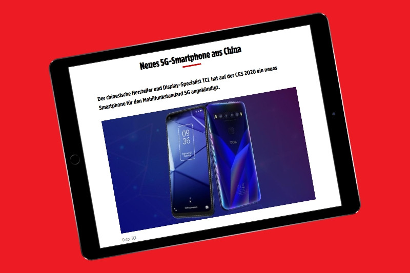 Ein Tablet mit einer Pressemeldung zu einem Smartphone von TCL