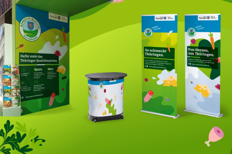 Trade fair booth with display stands, back wall and counter for the Thuringian quality label