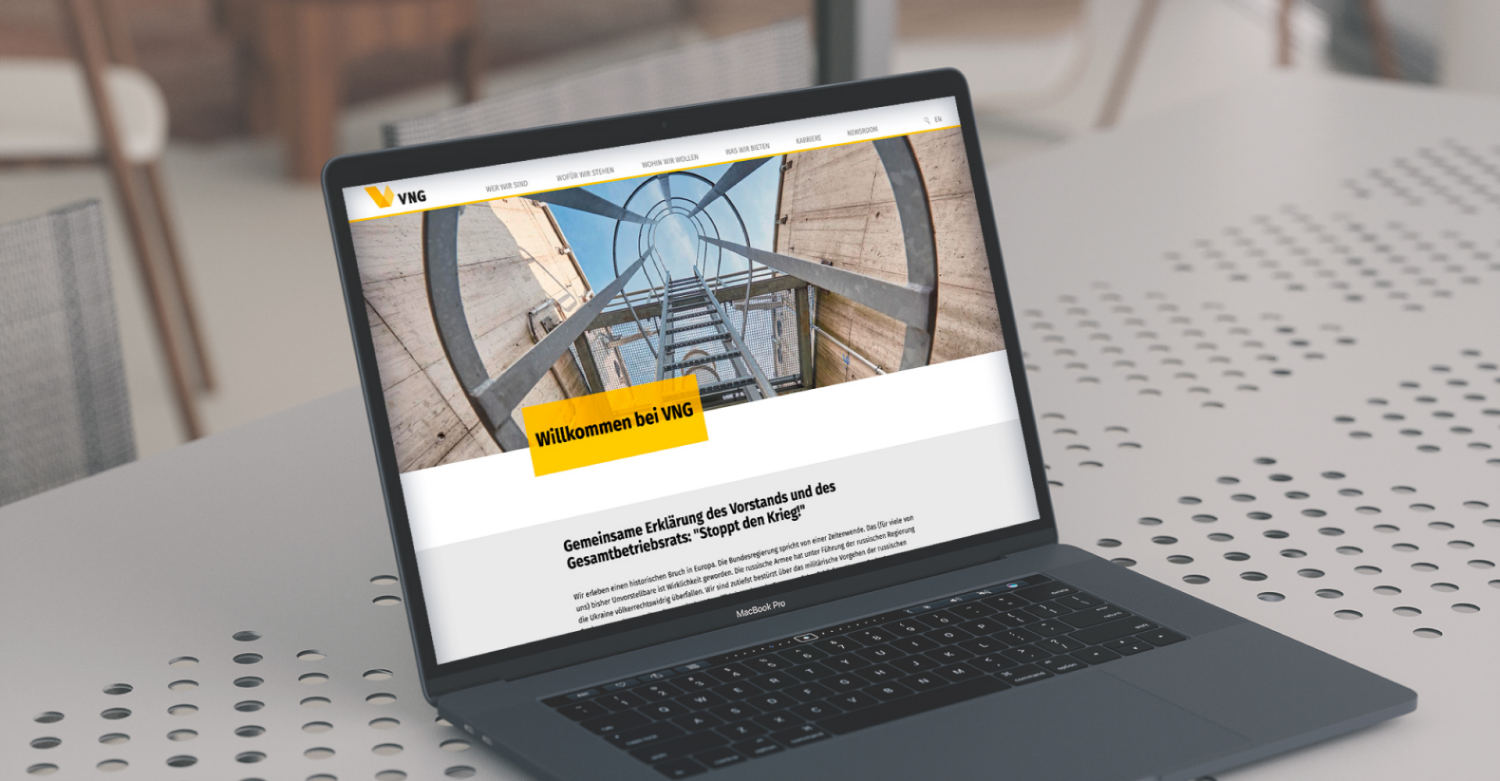 Laptop mit der geöffneten VNG-Website