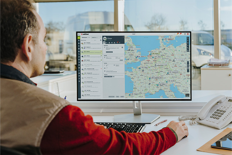 Ein Mann sitzt an einem Desktop, auf dem eine Europakarte geöffnet ist