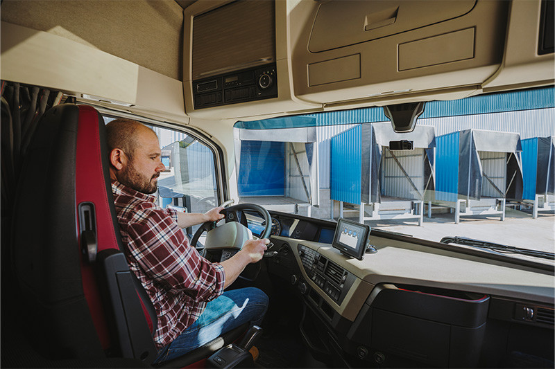 Die Fahrerkabine eines LKW von innen