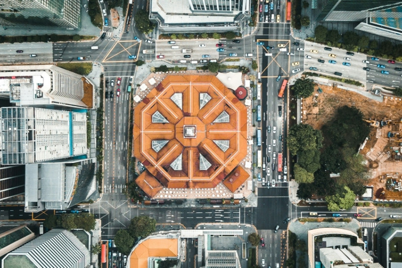 Blick aus der Vogelperspektive auf mehrere Straßenkreuzungen einer Großstadt