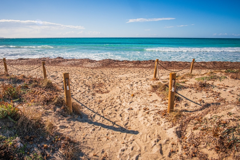 Der Weg zu einem Sandstrand, der am Meer liegt