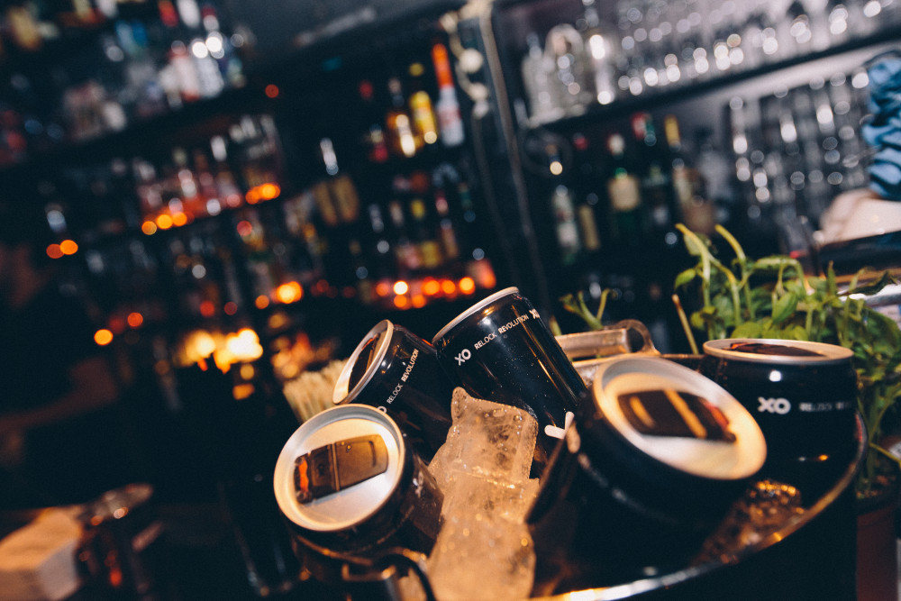 Getränkedosen mit XOLUTION-Verschluss in einer Bar